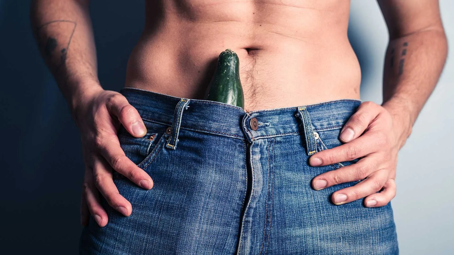 صور الشباب الحميمة.. سلاح ابتزاز فتاك بيد عصابات الإنترنت