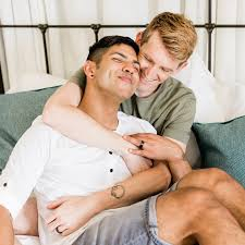 الشاشة الصامتة.. كيف أعادت التكنولوجيا رسم حدود علاقاتنا الحميمية؟