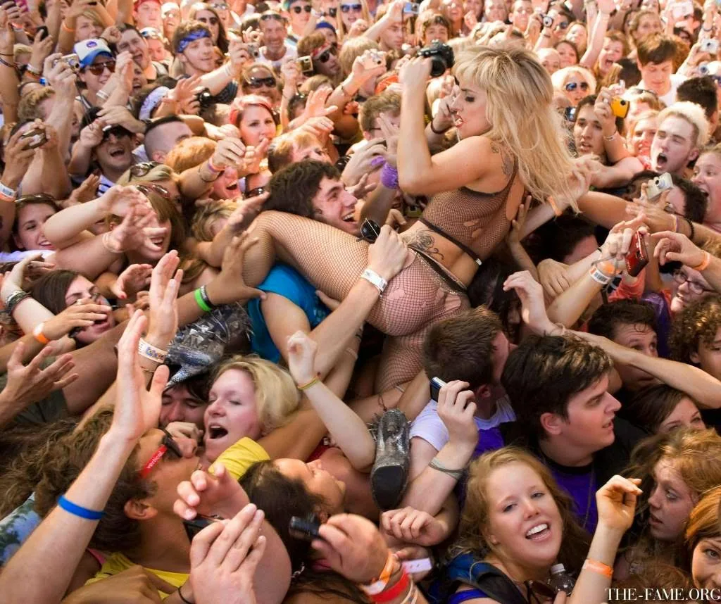 Giới nhà giàu phương Tây mang 'lễ hội tình dục' đi khắp thế giới, vấp phải làn sóng phản kháng