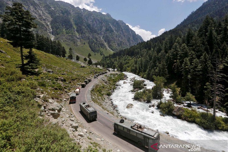 Bus padat penumpang terjun ke lereng di Kashmir India, 21 tewas