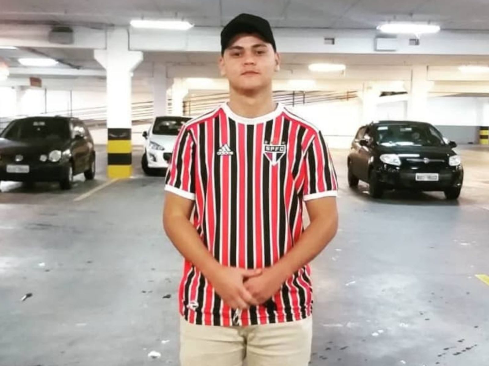 Vigilante que bateu moto em carro estacionado segue na UTI após mais de um mês no Acre