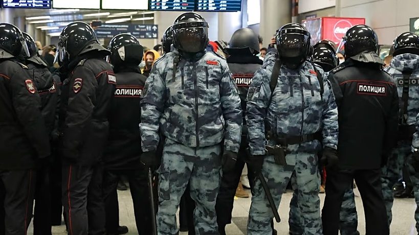 "عدو إيران هو عدونا!".. موسكو تحتجز 40 إسرائيلياً في مطارها بسبب حرب إيران