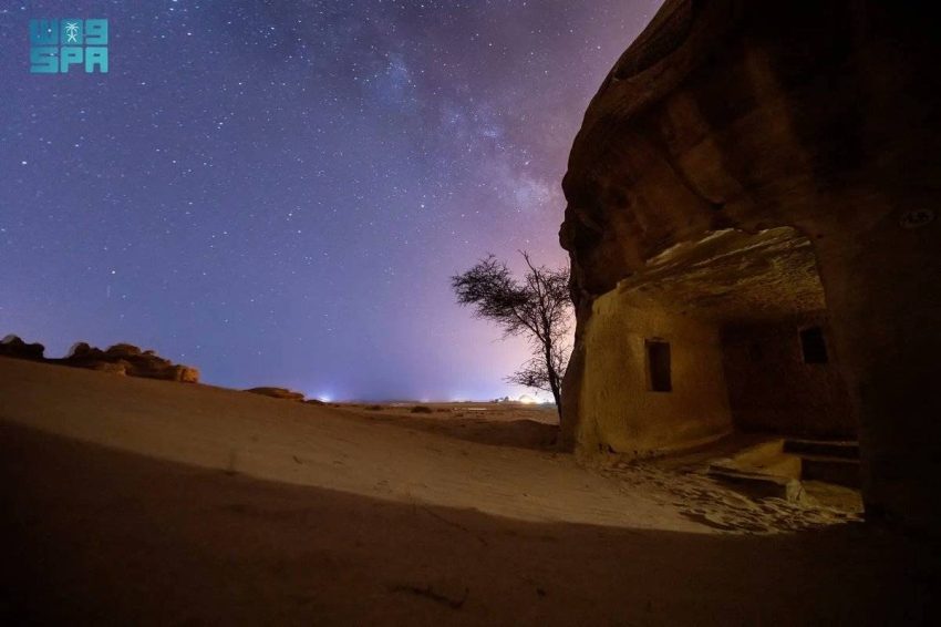 حين يُخفي الليل معالم الصحراء.. تتحوّل النجوم إلى دليل وهداية ترسم دروب الحجيج