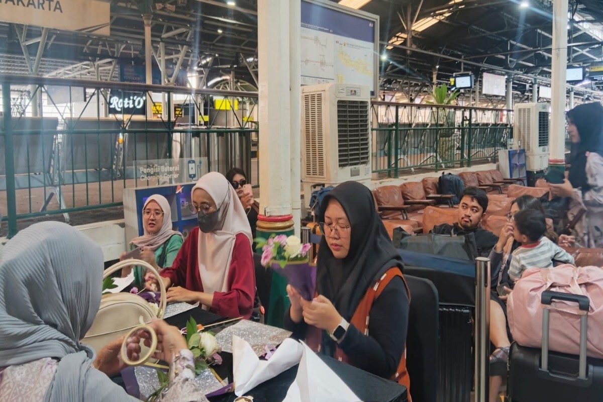 Suasana Berbeda di Stasiun Jogja, Petugas Perempuan Ambil Alih