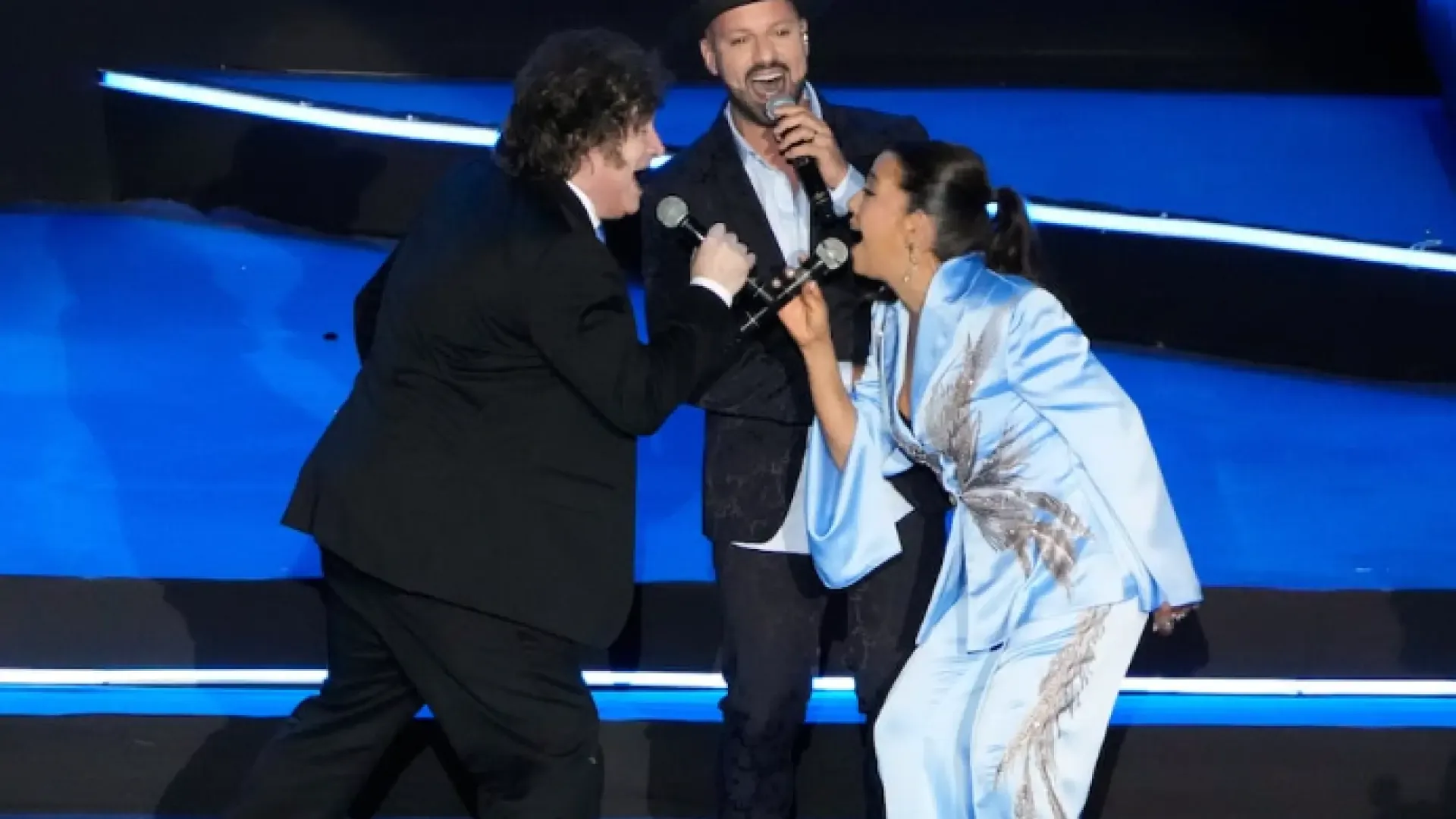 Javier Milei irrumpe en el escenario cantando Libre de Nino Bravo en la ceremonia del Día de la Independencia de Israel