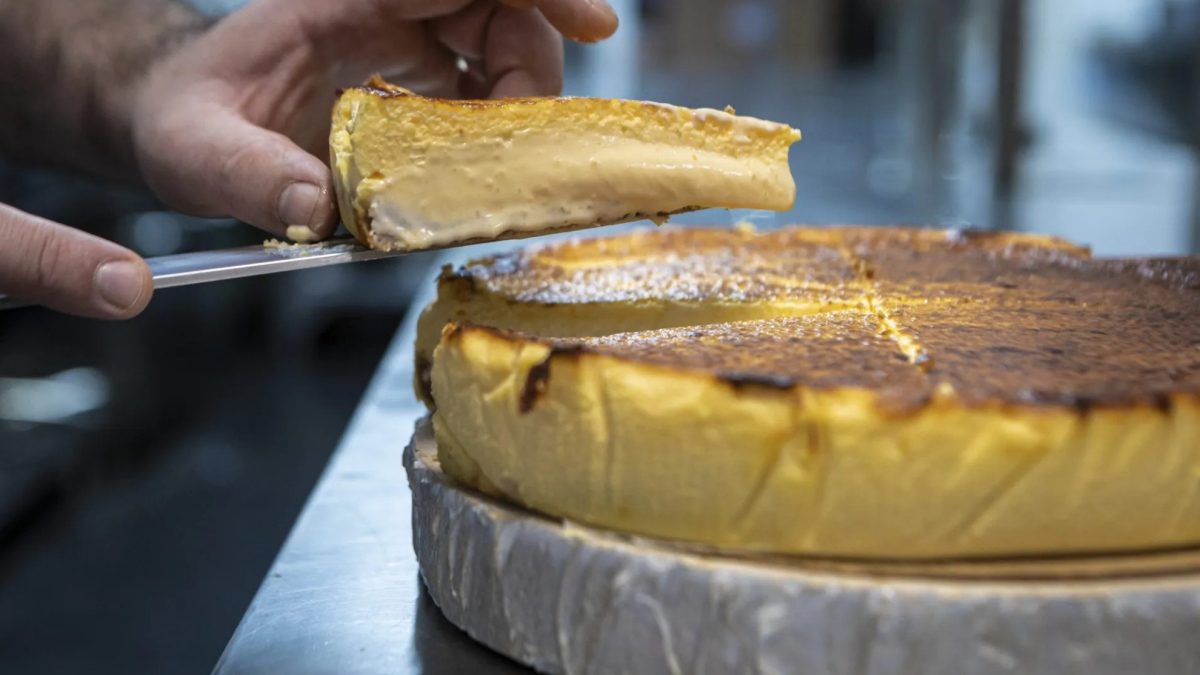 Roger Bettosini, el joven que vende en el centro de Madrid porciones de tartas de queso a 99 céntimos: "Prefiero ganar poco pero que todo el mundo pueda permitírselo"