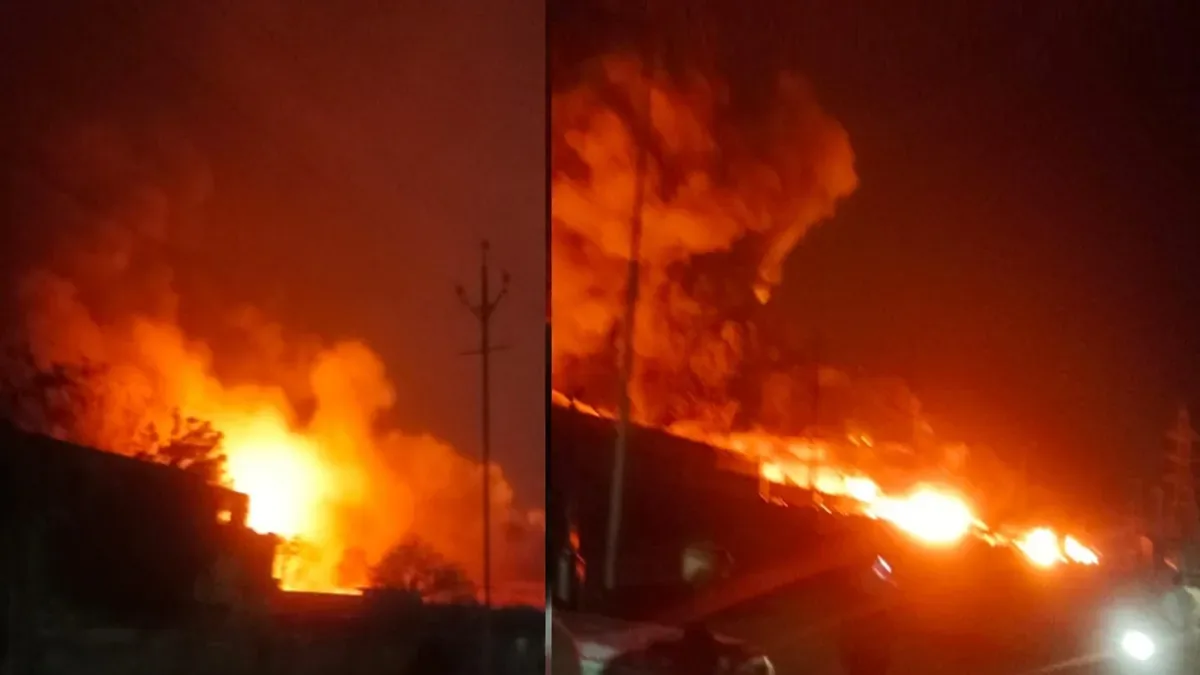 मध्य प्रदेश के पीथमपुर में एक प्लास्टिक कंपनी में लगी भीषण आग, लगातार हो रहे धमाके