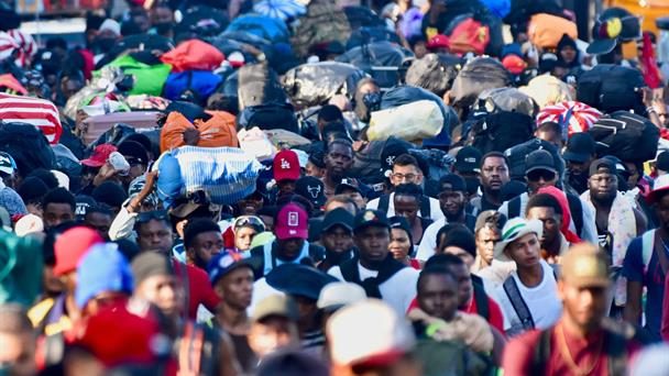 Migrantes en Tapachula inician caravana hacia el norte