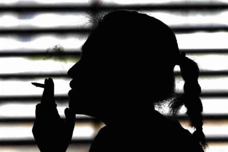 Avala GB prohibir cigarros a gente nacida después de 2008