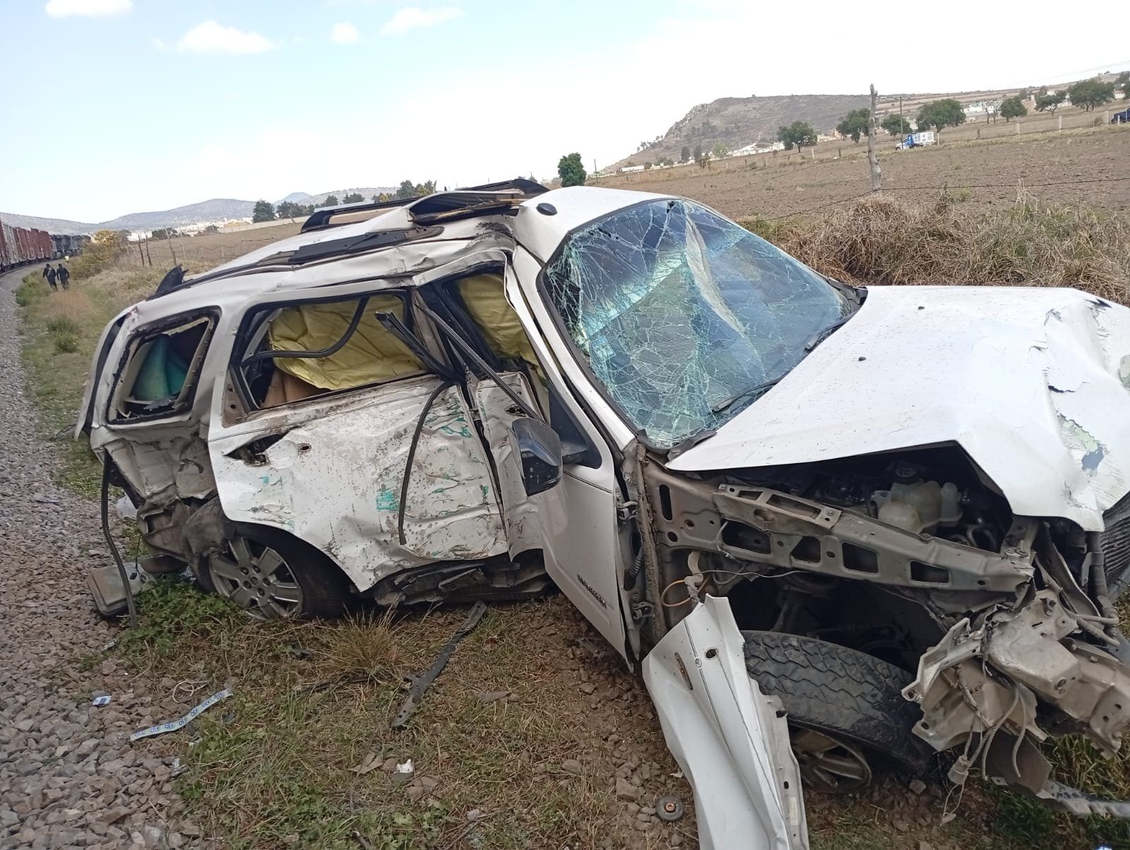 Intenta ganarle el paso a un ferrocarril, sobrevive de milagro