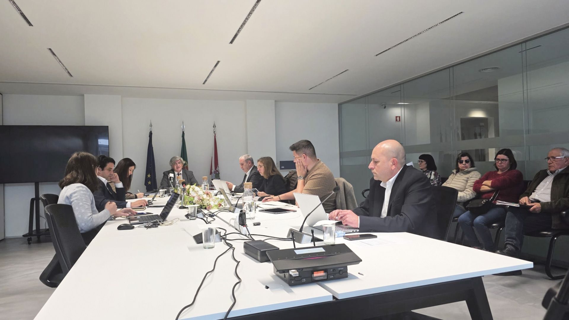 Saldo positivo de €18,8 milhões não convence oposição