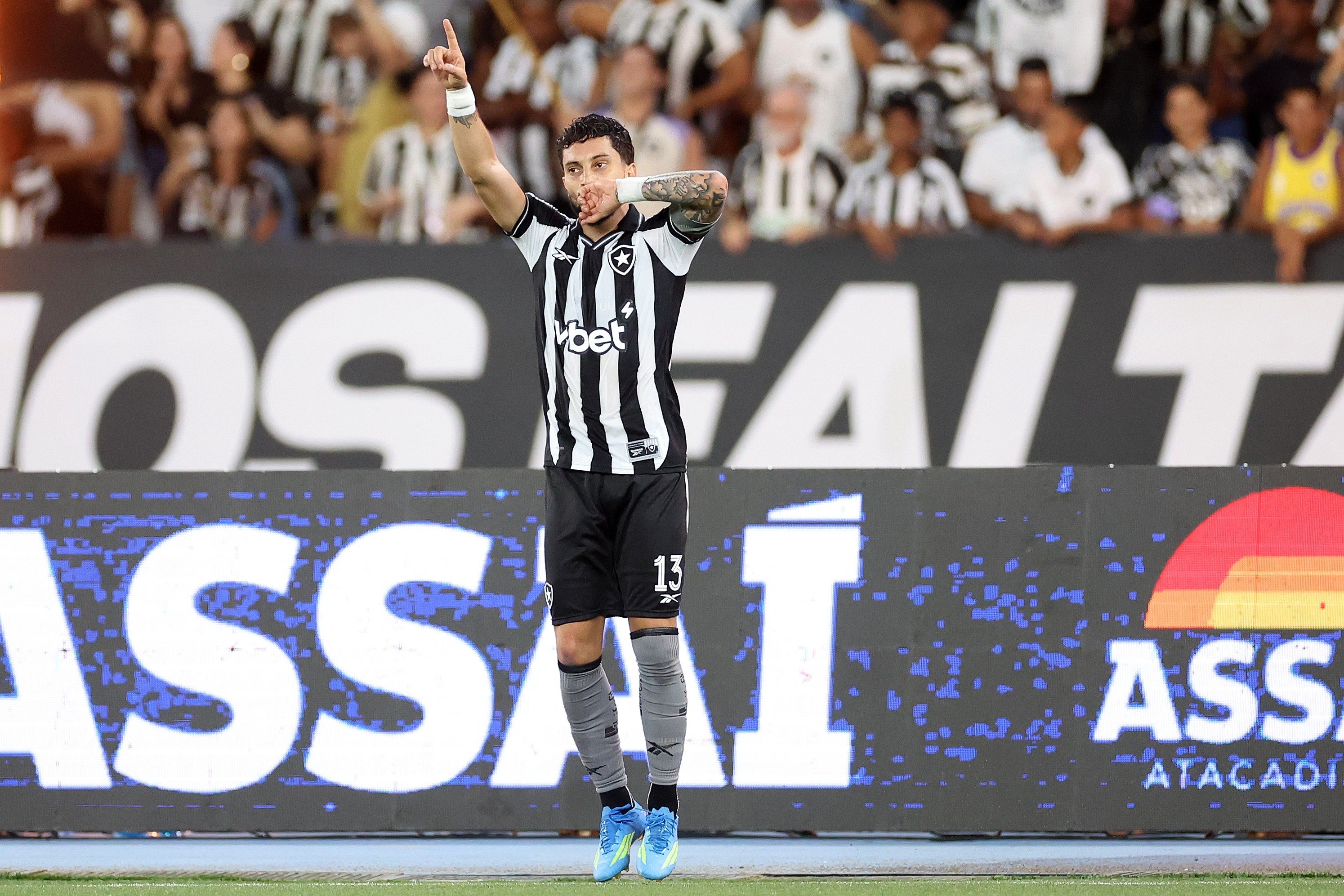 Botafogo é premiado pela insistência, larga em vantagem na Copa do Brasil, mas ainda tem pontos a melhorar; leia análise
