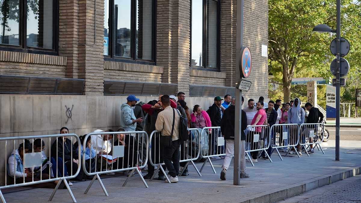 Regularización en Zaragoza: el teléfono de la línea 900 dará cita previa para reducir las filas