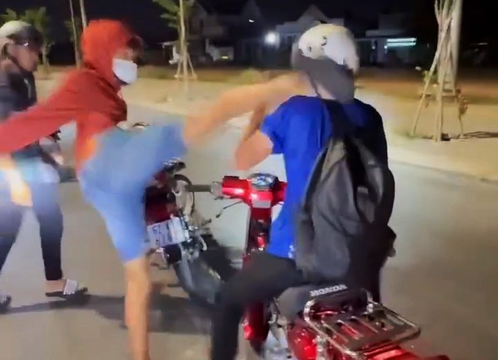 Hai thiếu niên đánh nam sinh tới tấp vì tiếng nẹt pô