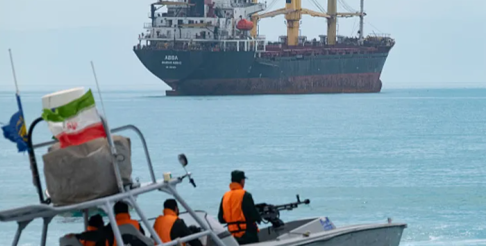 Căng thẳng leo thang: Iran nổ súng tấn công tàu container tại eo biển Hormuz