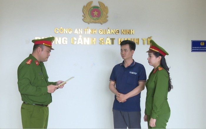 Bắt 2 mẹ con chủ doanh nghiệp dùng axit pha nước lã sản xuất gần 1.000 lít giấm giả