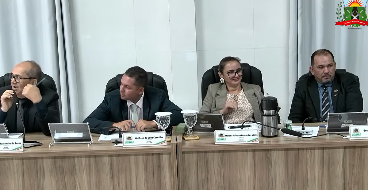 Vereadora faz gesto de cunho sexual durante sessão no interior do CE; veja