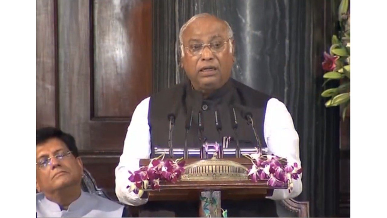 PM मोदी पर ‘आतंकवादी’ बयान पर घिरे खरगे, चुनाव आयोग का नोटिस—24 घंटे में मांगा जवाब