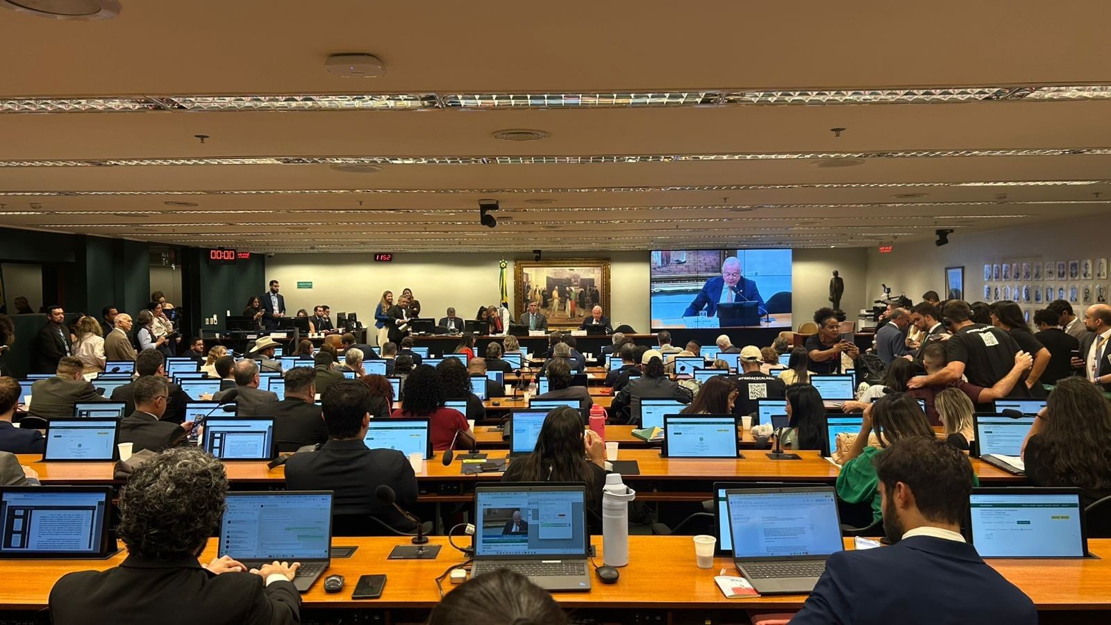 Comissão da Câmara aprova PEC do fim da escala 6x1 em meio a disputa entre Congresso e governo