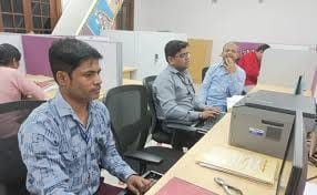 वेतन के लिए कंप्यूटर ऑपरेटरों ने दिया धरना