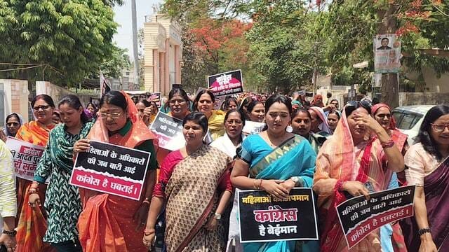 सांसद के नेतृत्व भाजपा जनों ने विपक्षी दलों का पुतला फूंका