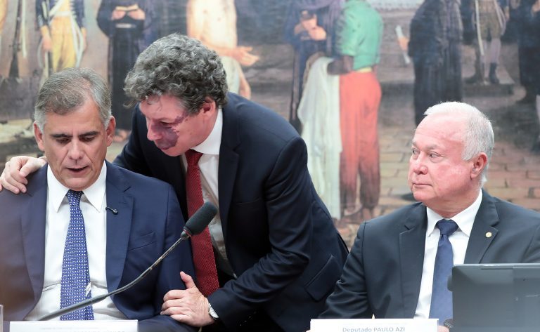 Propostas que acabam com escala 6×1 são aprovadas na CCJ da Câmara