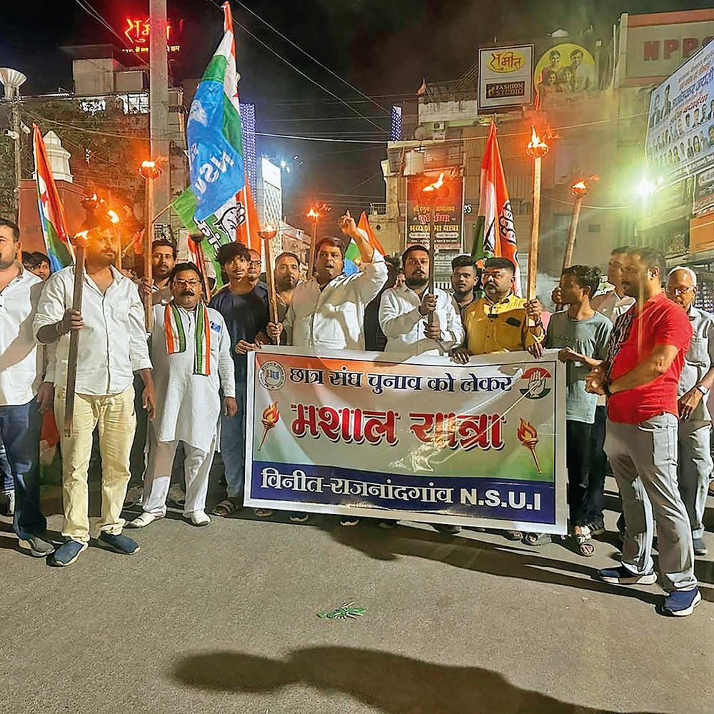 छात्र संघ चुनाव कराने की मांग को लेकर मशाल यात्रा