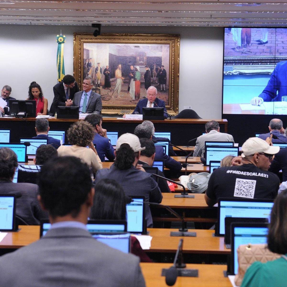 Fim de escala 6×1 avança, mas debate sobre custo e transição se intensifica