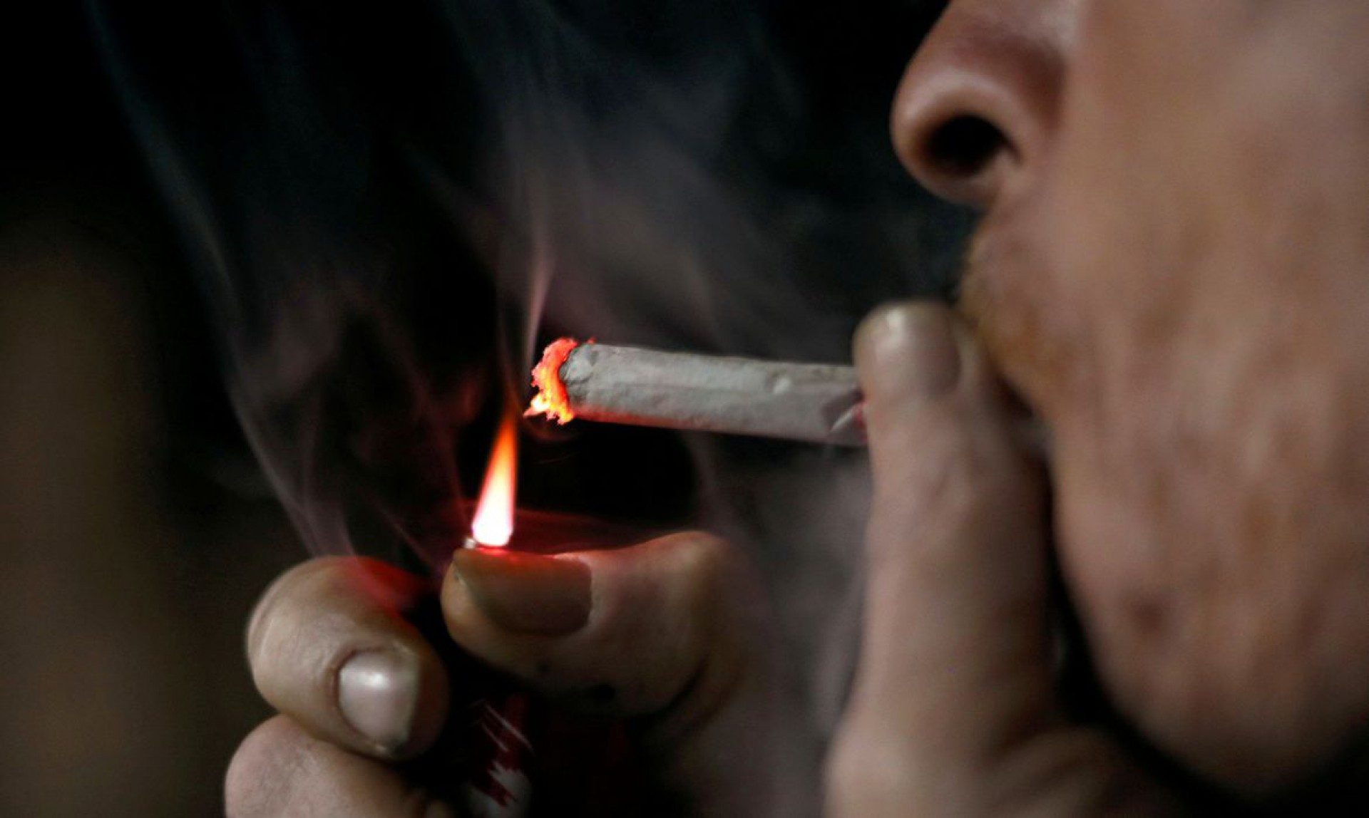 Jovens nascidos depois de 2008 são proibidos de comprar cigarro no Reino Unido