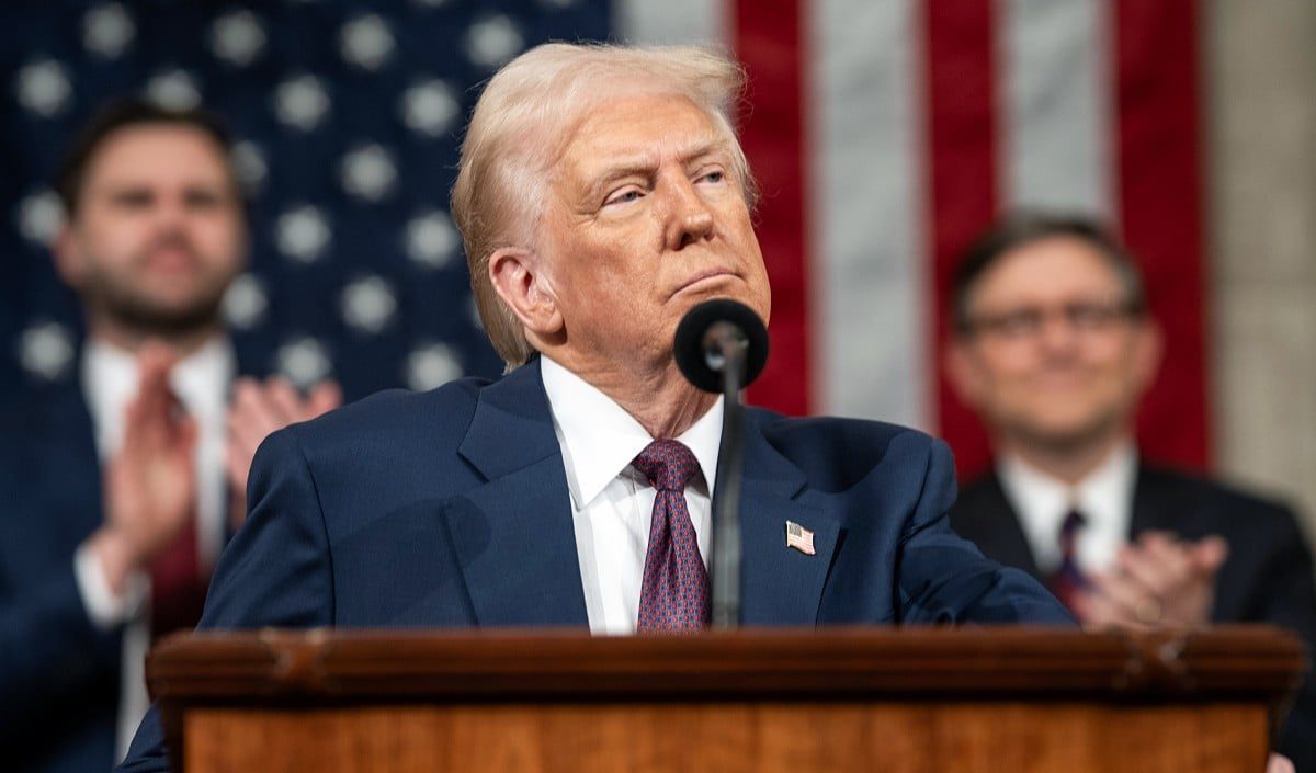 Donald Trump का कड़ा रुख: Iran के साथ युद्ध खत्म करने की कोई 'डेडलाइन' नहीं, नौसैनिक नाकेबंदी रहेगी जारी
