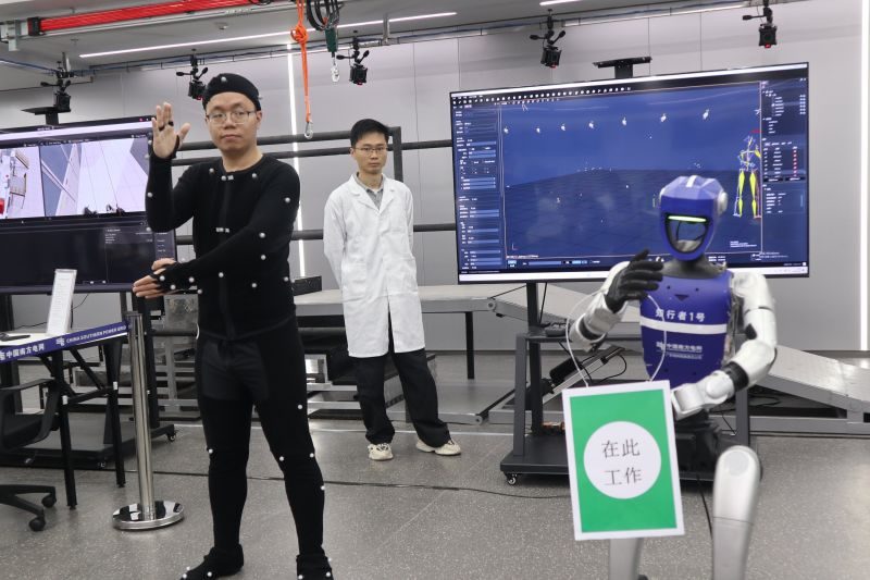 Gerak maju robot humanoid China