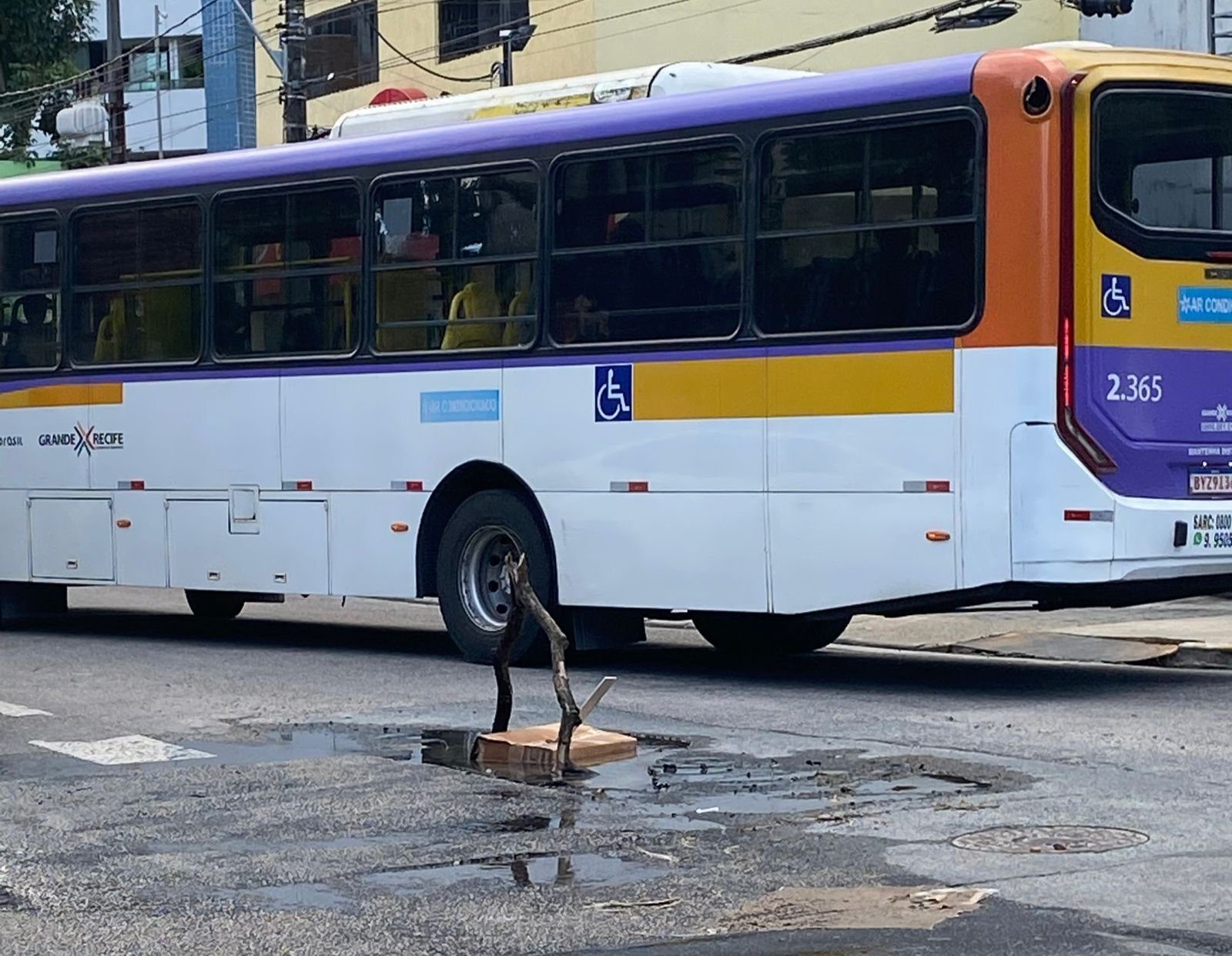 Voz do Leitor, 23/04: Vazamento de água abre cratera no Rosarinho