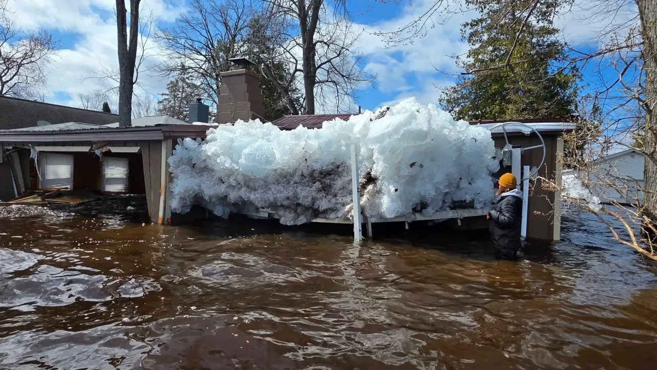 Chuvas e degelo lançam grandes blocos de gelo sobre casas no Michigan