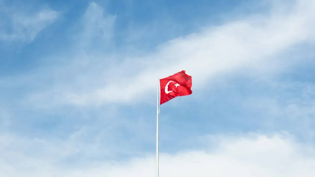 Vinte detidos na Turquia incluindo autarca de Istambul por corrupção