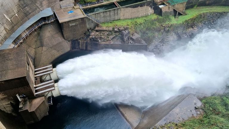 La Xunta coloca las válvulas provisionales en el embalse de Eiras tras cinco meses de polémicas