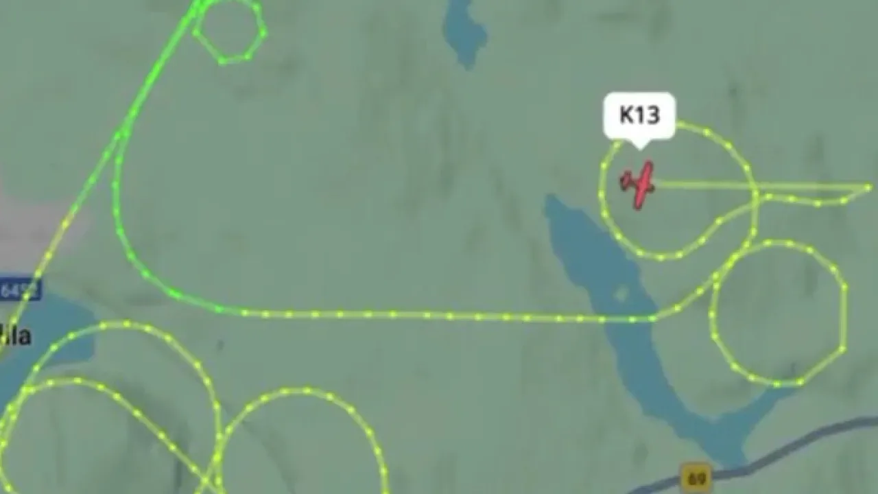 Pilotos em treino usam radares para fazer desenhos... obscenos. Ora veja