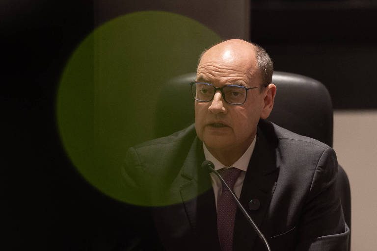 Governador interino do RJ completa um mês em 'vida dupla' sob temor de retaliação por cortes