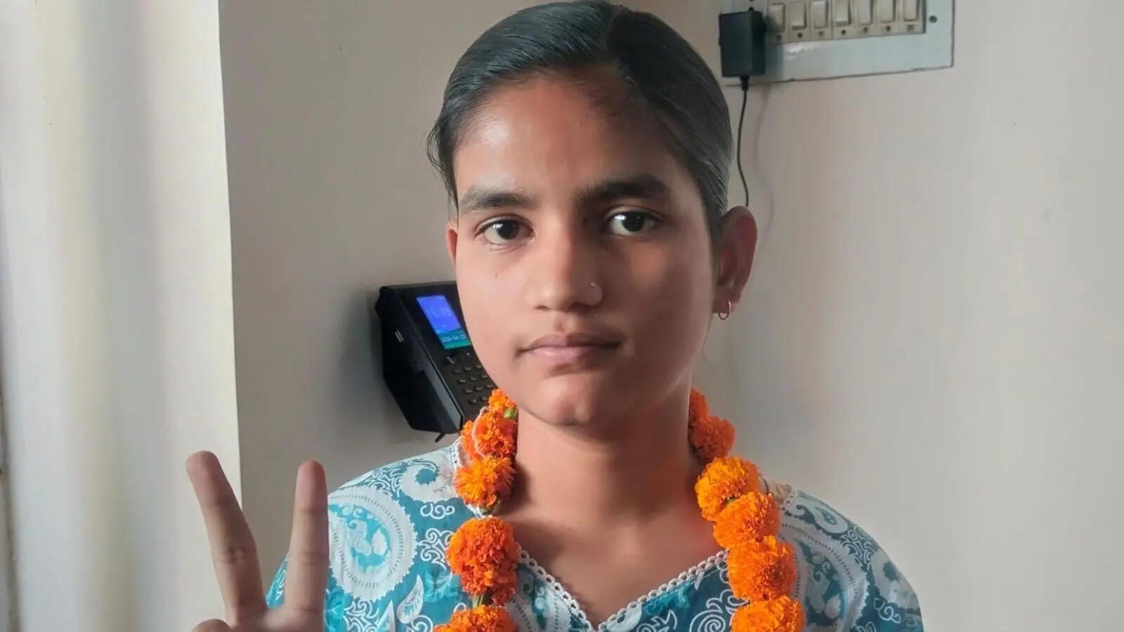 सिर से उठा पिता का साया, घर में बीमार मां, बड़ी बहन बनी सहारा, 12वीं टॉपर अर्पिता के परिवार में कौन-कौन