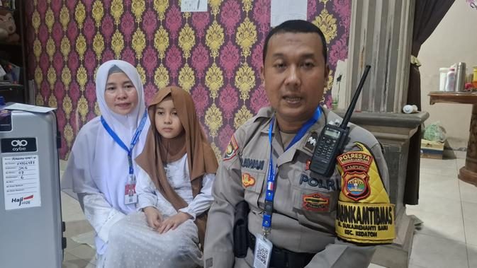 Hidup Tekun dan Tanpa Kemewahan Antarkan Bhabinkamtibmas Berangkat Haji Bersama Istri dan Mertua