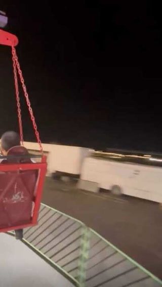Una atracción de un parque de diversiones de Brasil colapsó con personas a bordo: "Podría haber sido fatal"