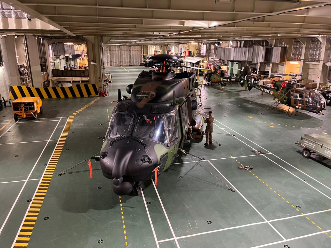 Os detalhes que impressionam dentro do porta-helicópteros da França visitado por VEJA