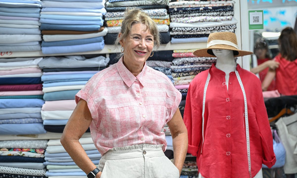 Khách Tây bất ngờ khi nhận quần áo may 'siêu tốc' ở Hội An