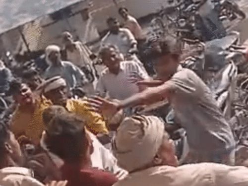 गोंडा पेट्रोल पंप पर दो युवकों में जमकर मारपीट, VIDEO:पहले पेट्रोल डलवाने को लेकर आपस में भिड़े, एक-दूसरे को थप्पड़ मारा