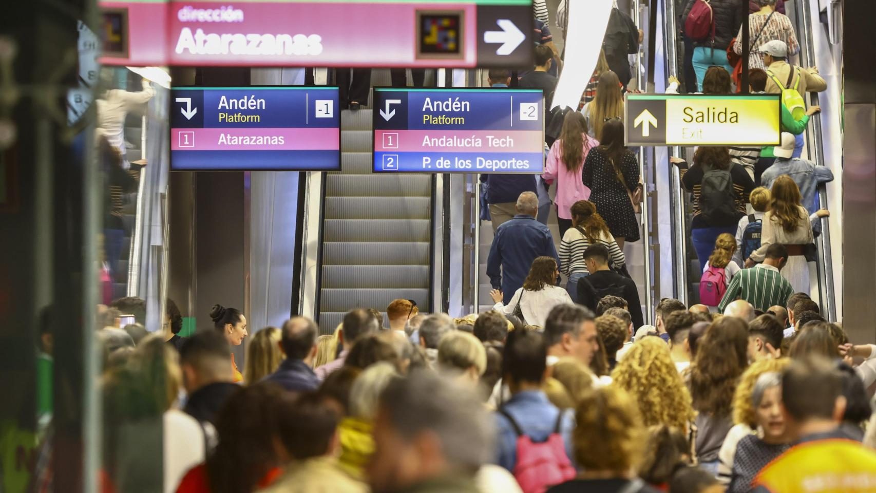 El Metro de Málaga cierra su crisis laboral: acuerdo ratificado por la mínima y con división interna