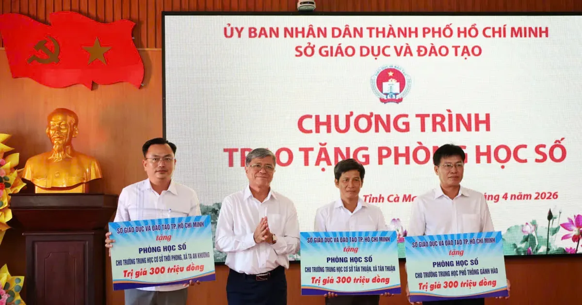 Sở GD-ĐT TPHCM trao tặng 3 phòng học số cho các trường ven biển tỉnh Cà Mau