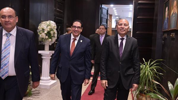 رئيس جامعة القاهرة: حاضنة ريادة الأعمال مستعدة لتبني المشروعات الخضراء الذكية