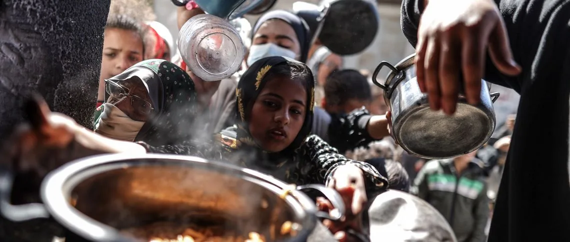 कैसे आम नागरिकों को जानबूझकर भूखा रखना आधुनिक युद्ध का सबसे घातक हथियार बन गया