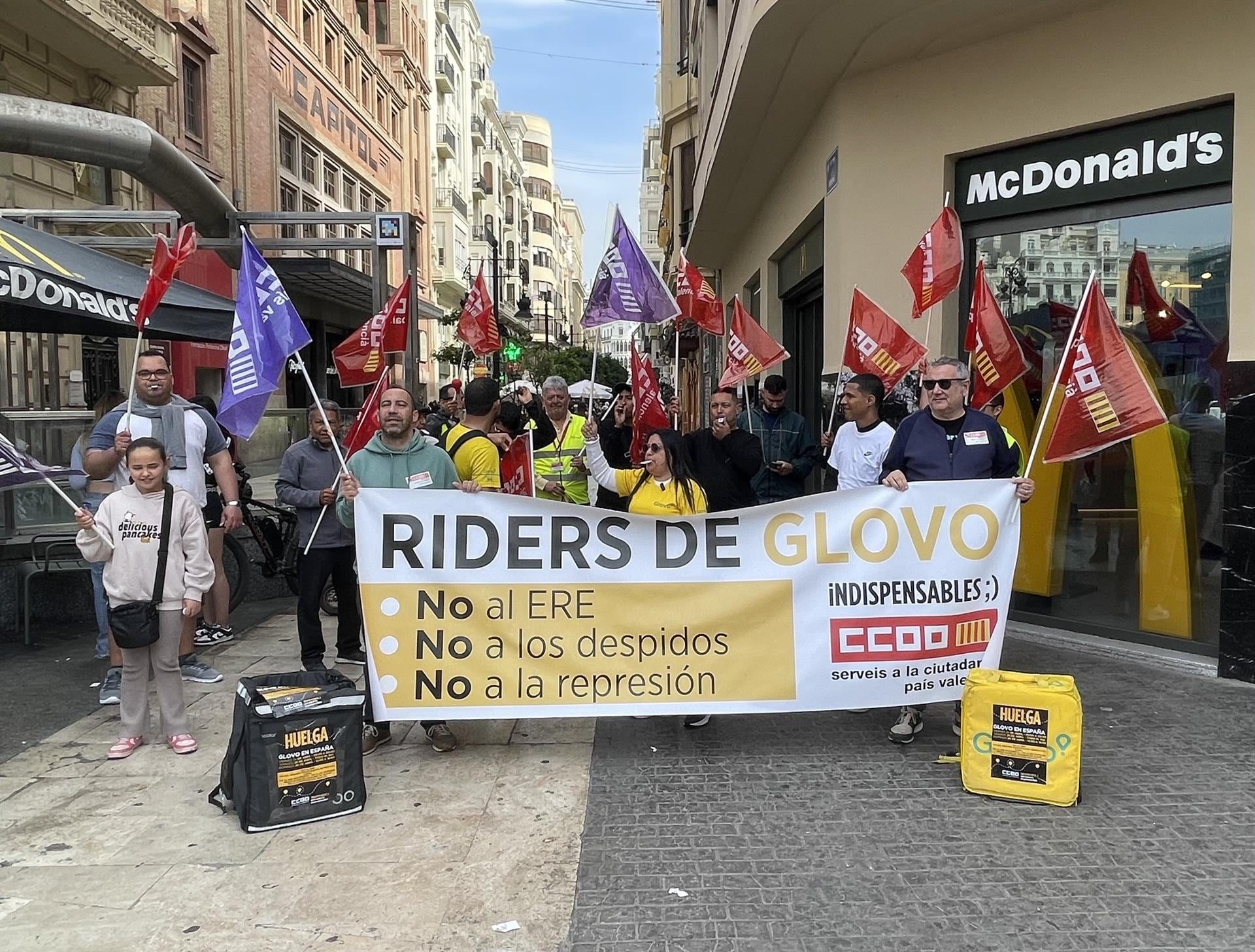 Una concentración de 'riders' exige a Glovo "suspender el ERE": "Podrían despedir a 766 empleados"