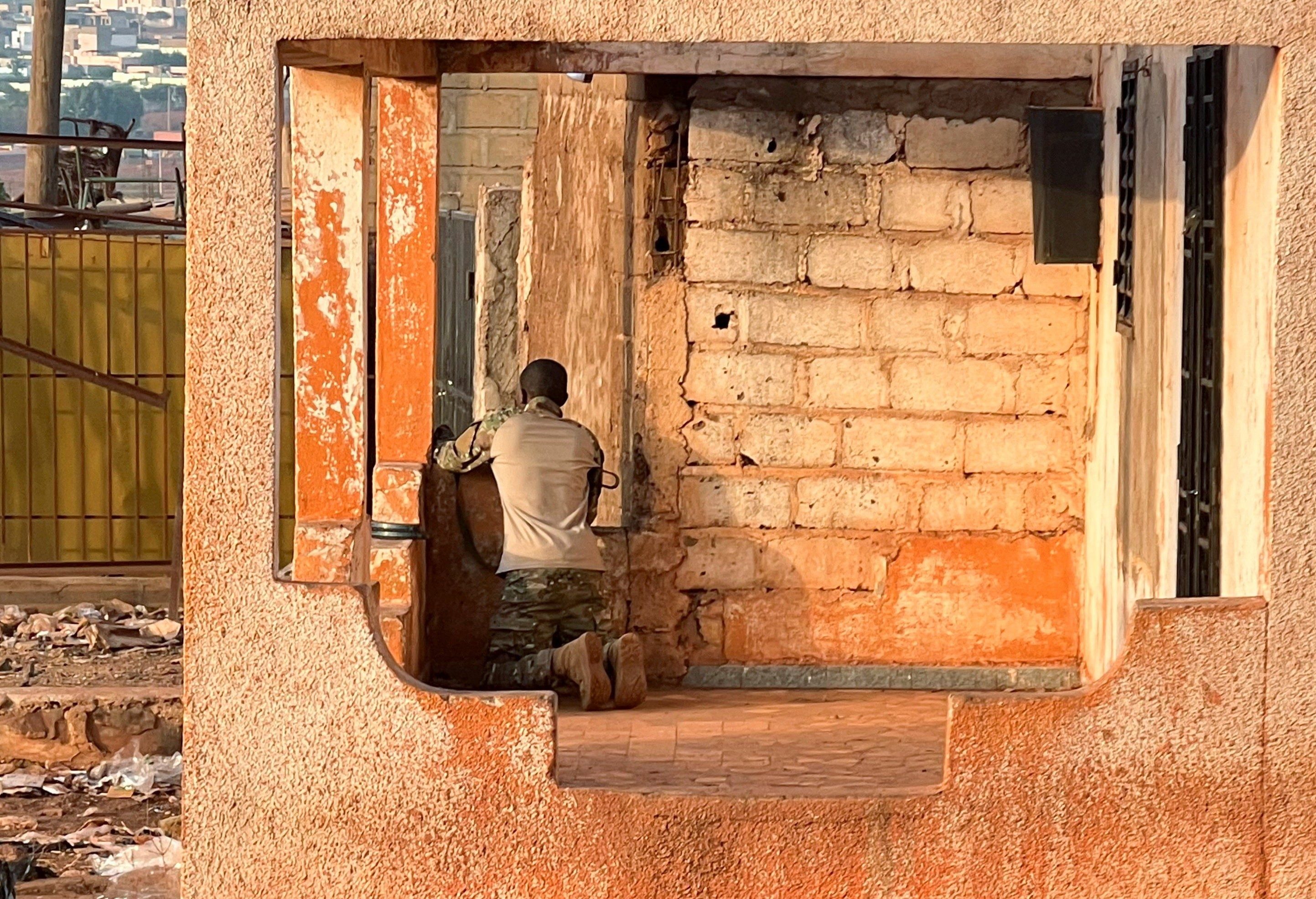 Homens armados fazem ataques coordenados na capital do Mali, diz Exército