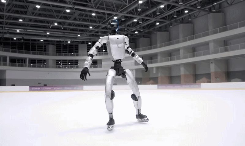 Robot hình người Trung Quốc trượt patin, lướt trên sân băng